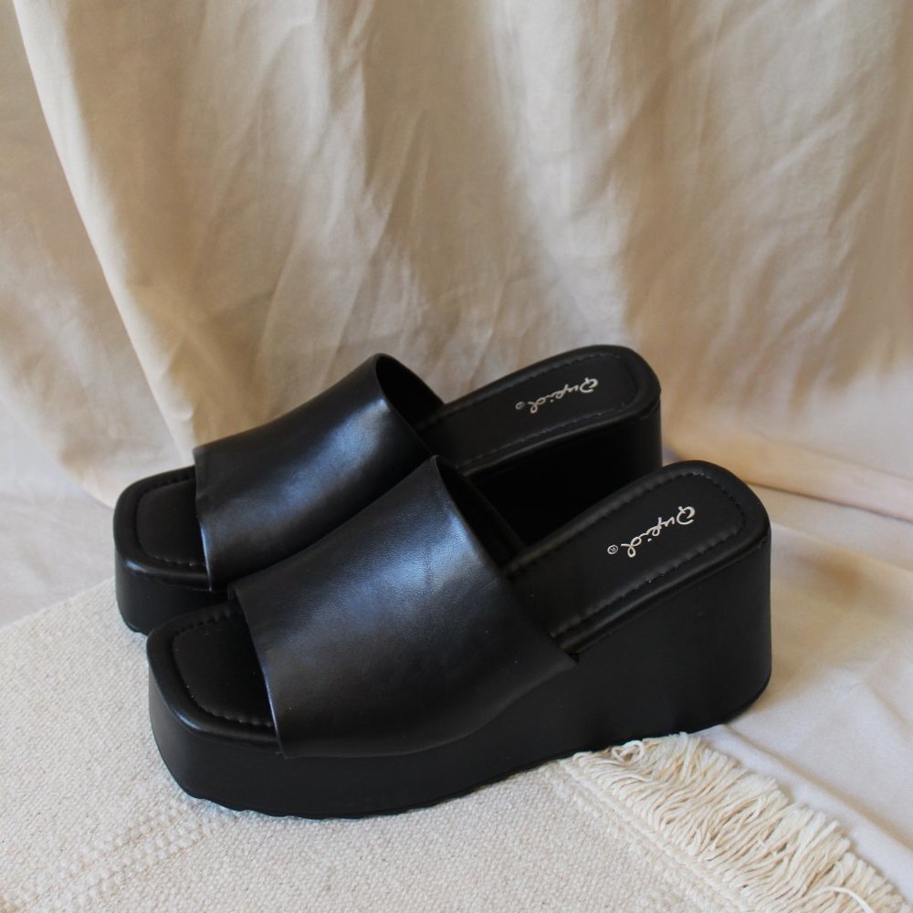 🚨LAST PAIR// Black Platform Wedge Mule - Picture 8 of 16